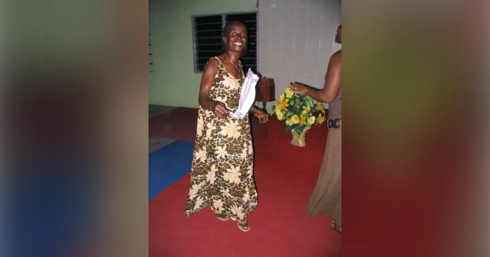 Agnes danser og priser Gud efter at være blevet helbredt for blindhed i Tema, Ghana